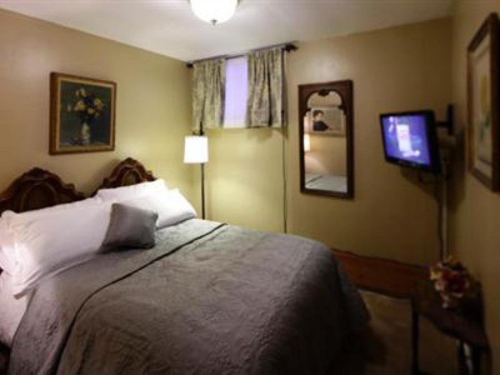 The Twilight Lodge Haines Falls Room photo